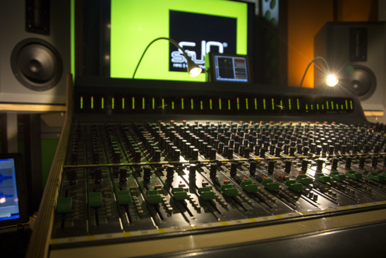 c10 studio Mixregie mit ALESIS X2 Console für Hybrides Arbeiten